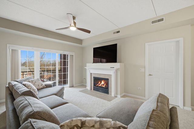 1479 N Milwaukee Avenue 312, Libertyville, IL 60048