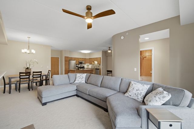 1479 N Milwaukee Avenue 312, Libertyville, IL 60048