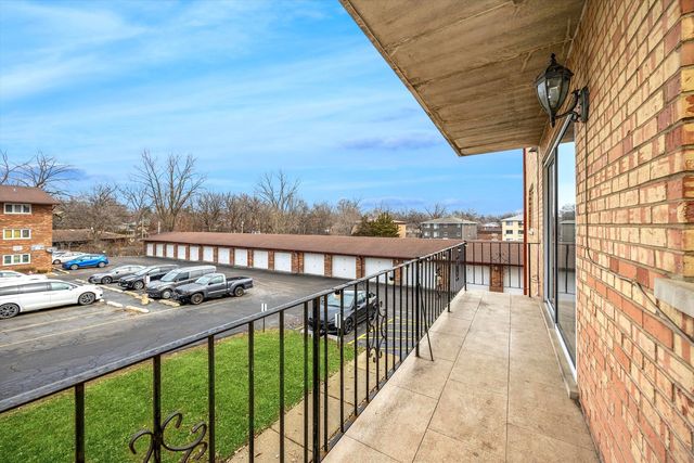 9430 Greenbriar Drive 2H, Hickory Hills, IL 60457