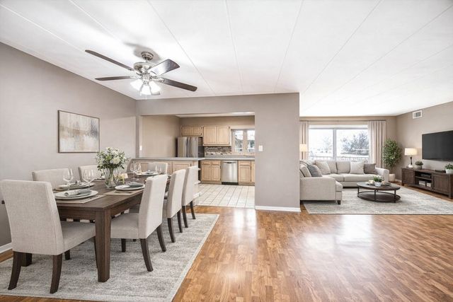 9430 Greenbriar Drive 2H, Hickory Hills, IL 60457