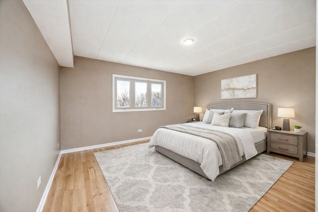 9430 Greenbriar Drive 2H, Hickory Hills, IL 60457