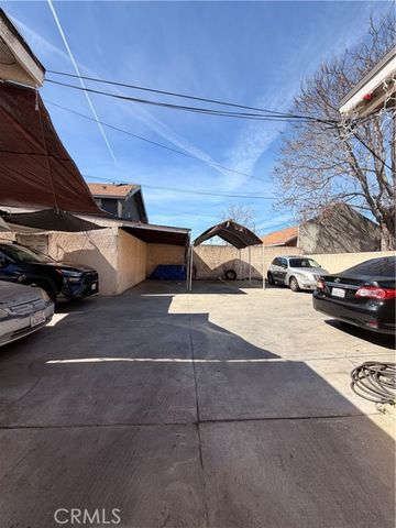 5017 S San Pedro Street, Los Angeles, CA 90011