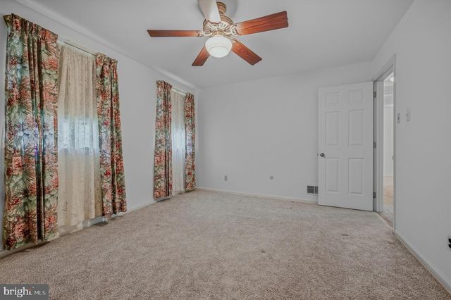 12 KITTY LN, Newark, DE 19713