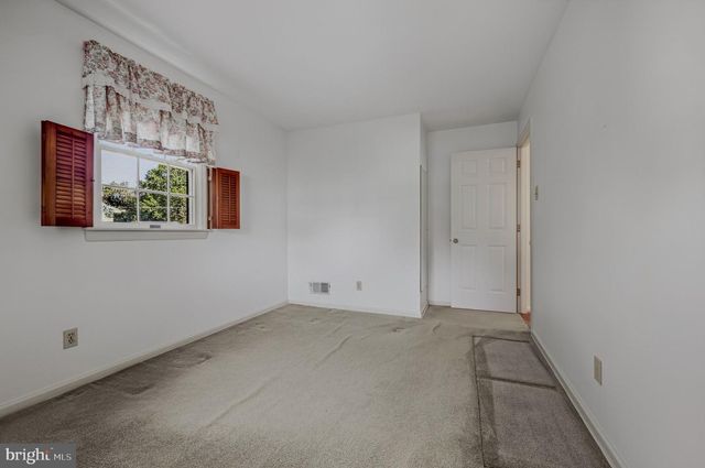12 KITTY LN, Newark, DE 19713