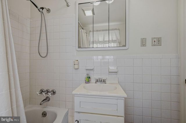12 KITTY LN, Newark, DE 19713
