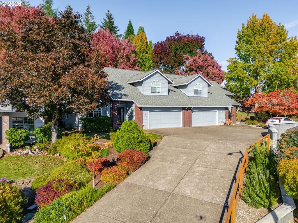 Image 1 of property listing at 568 Nw WILLAMETTE Ct, Mc Minnville, OR 97128