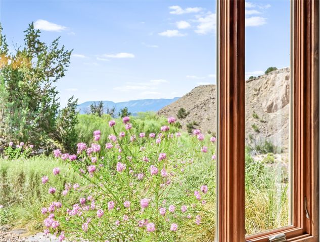34 Rincon Canada, Abiquiu, NM 87510