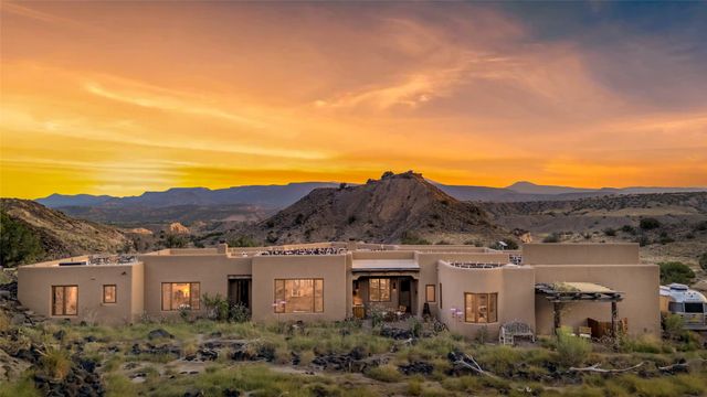 34 Rincon Canada, Abiquiu, NM 87510