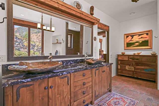 34 Rincon Canada, Abiquiu, NM 87510