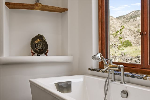 34 Rincon Canada, Abiquiu, NM 87510