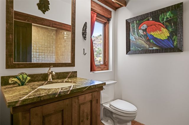 34 Rincon Canada, Abiquiu, NM 87510