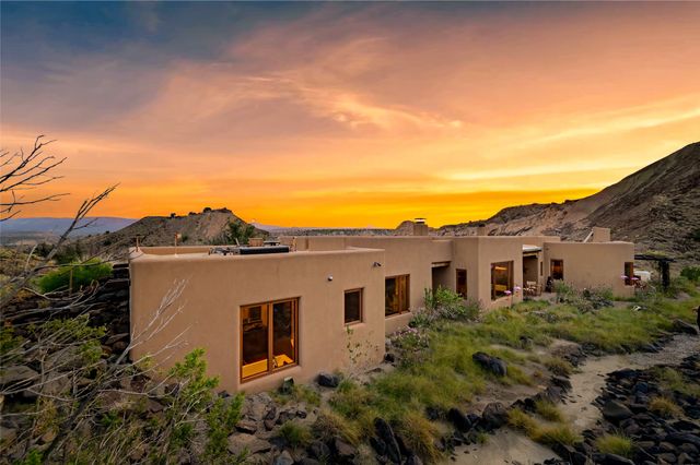 34 Rincon Canada, Abiquiu, NM 87510