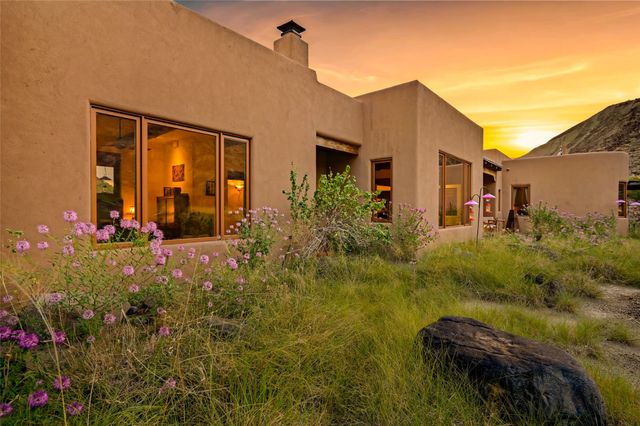 34 Rincon Canada, Abiquiu, NM 87510