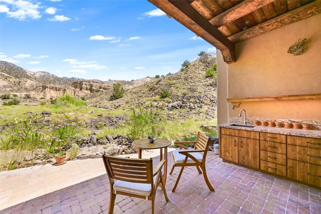 34 Rincon Canada, Abiquiu, NM 87510