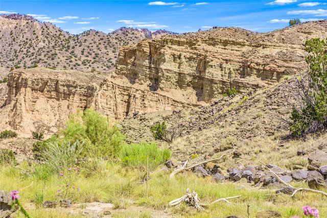 34 Rincon Canada, Abiquiu, NM 87510