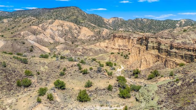 34 Rincon Canada, Abiquiu, NM 87510