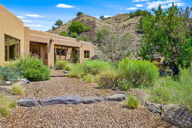 34 Rincon Canada, Abiquiu, NM 87510