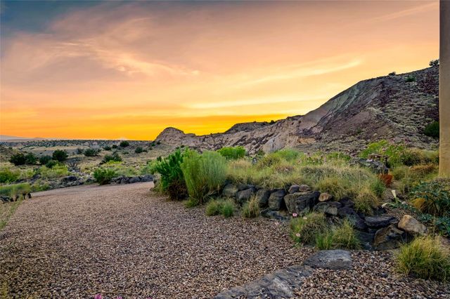 34 Rincon Canada, Abiquiu, NM 87510