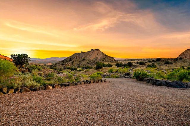 34 Rincon Canada, Abiquiu, NM 87510