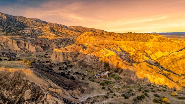 34 Rincon Canada, Abiquiu, NM 87510