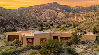 34 Rincon Canada, Abiquiu, NM 87510