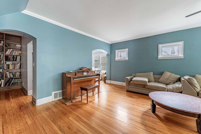 718 N Ridgeland Avenue, Oak Park, IL 60302