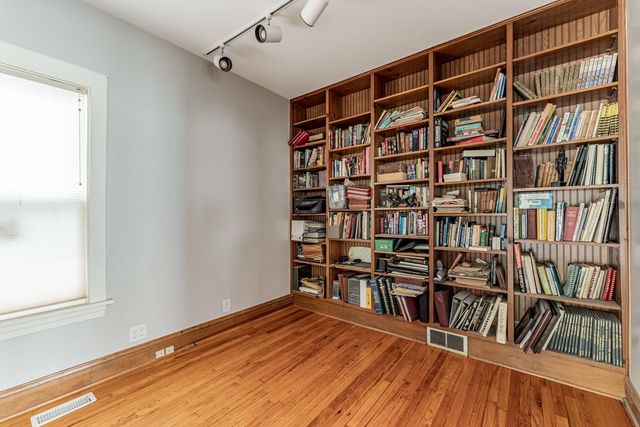 718 N Ridgeland Avenue, Oak Park, IL 60302