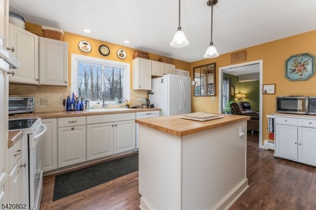 447 Bellwood Ave, Bethlehem Twp., NJ 08802