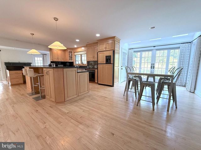 3 WESTERN PINE ST, Pennington, NJ 08534