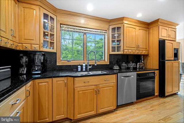 3 WESTERN PINE ST, Pennington, NJ 08534