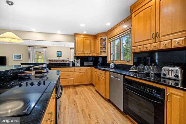 3 WESTERN PINE ST, Pennington, NJ 08534