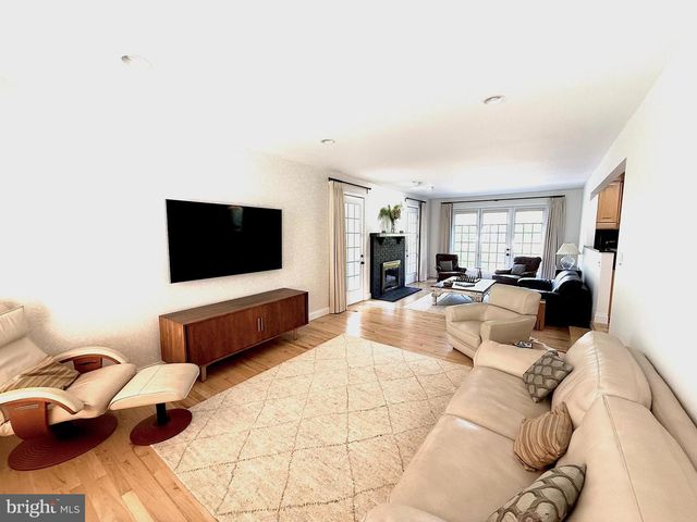 3 WESTERN PINE ST, Pennington, NJ 08534