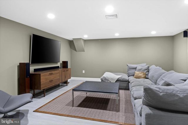 3 WESTERN PINE ST, Pennington, NJ 08534