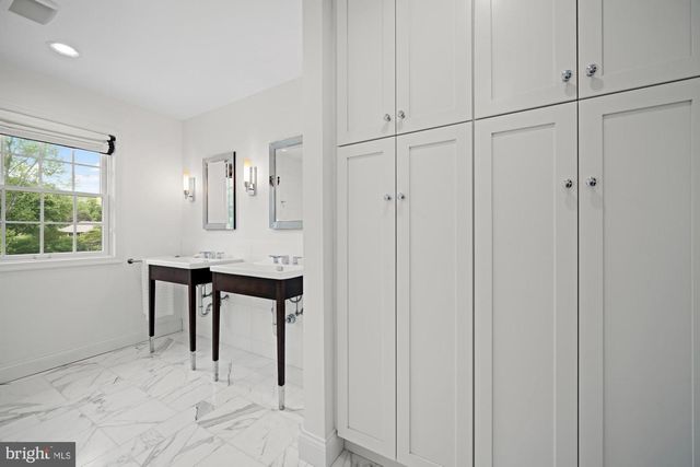 3 WESTERN PINE ST, Pennington, NJ 08534