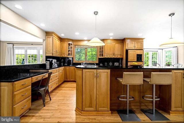 3 WESTERN PINE ST, Pennington, NJ 08534