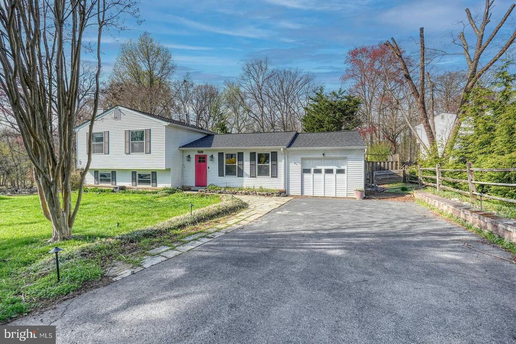 Image 3 of property listing at 8926 BLUE SMOKE DR, Gaithersburg, MD 20879