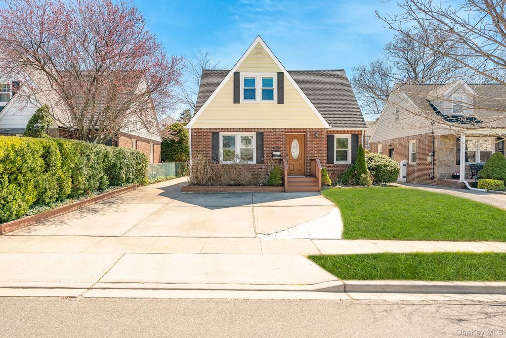 14 Milton Court, Rockville Centre, NY 11570