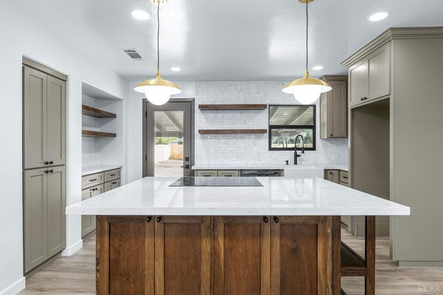 221 W Colonial Drive, Hanford, CA 93230
