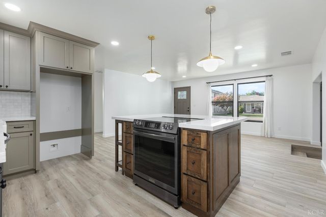 221 W Colonial Drive, Hanford, CA 93230