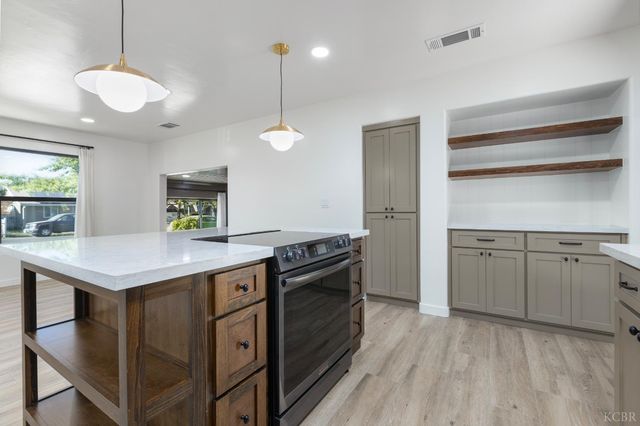 221 W Colonial Drive, Hanford, CA 93230