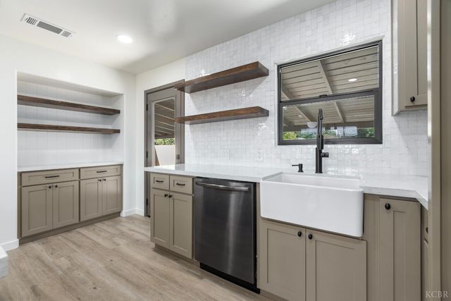 221 W Colonial Drive, Hanford, CA 93230