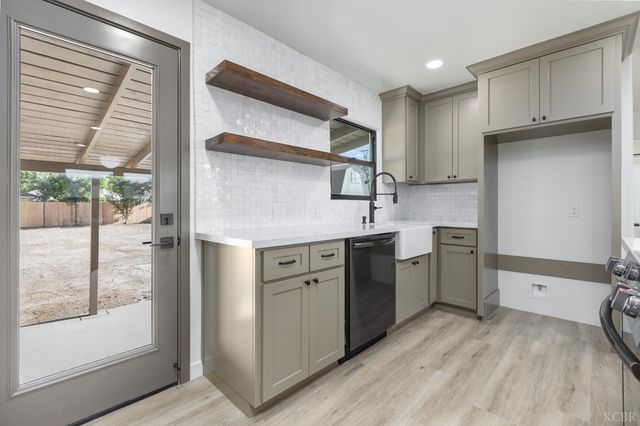 221 W Colonial Drive, Hanford, CA 93230