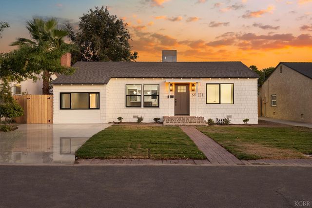 221 W Colonial Drive, Hanford, CA 93230