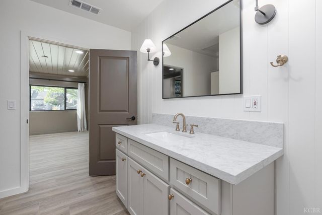 221 W Colonial Drive, Hanford, CA 93230