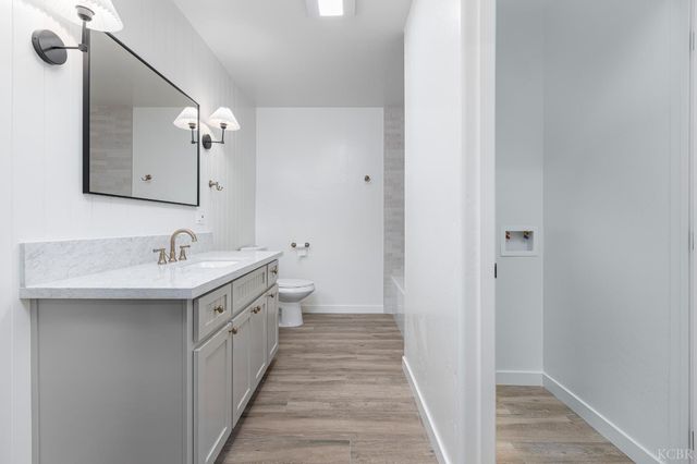 221 W Colonial Drive, Hanford, CA 93230