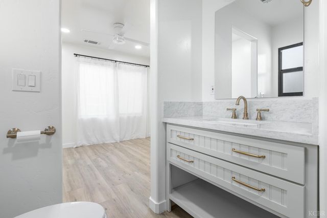 221 W Colonial Drive, Hanford, CA 93230