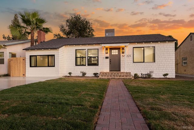 221 W Colonial Drive, Hanford, CA 93230