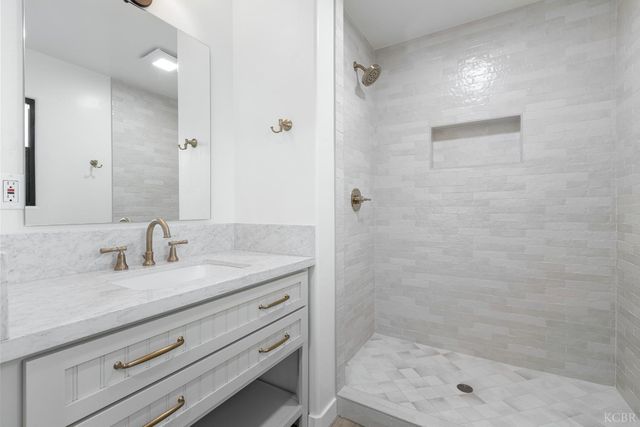 221 W Colonial Drive, Hanford, CA 93230
