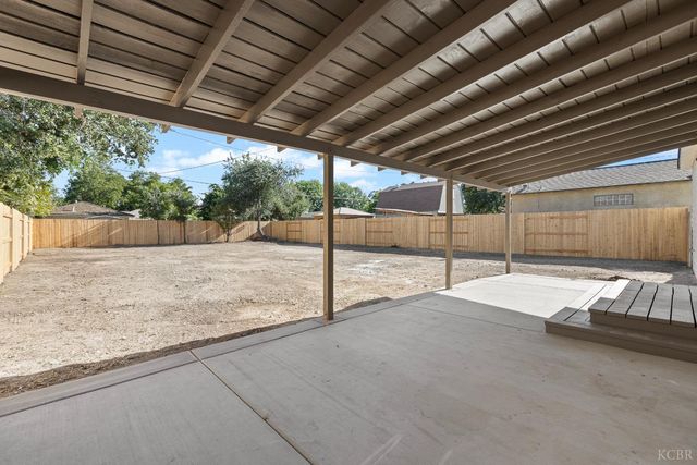221 W Colonial Drive, Hanford, CA 93230