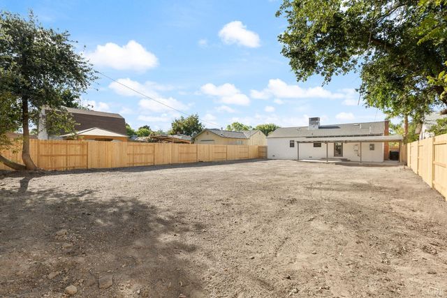 221 W Colonial Drive, Hanford, CA 93230